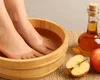 Atenție la picioare! Ce sunt băile cu oţet și ce efecte au asupra întregului corp