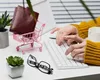 Produsele de pe Shein și Temu sunt vizate de anchetă europeană. Suzete pentru bebeluși care prezintă un risc major de sufocare și pelerine de ploaie toxice