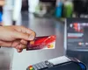 Recomandările specialiștilor pentru evitarea taxelor ascunse. Ce trebuie să știe românii care au cont bancar sau card