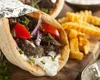 Care este prețul unui gyros în stațiunea grecească adorată de toți românii. Costurile, mult mai mari decât în țară