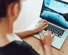 O angajată are de primit despăgubiri de la angajator pentru că i-au fost trimise e-mailuri în timpul concediului