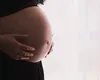 2.000 de lei de la stat pentru femeile însărcinate, după ce li s-a impus CASS pentru concediul de creștere a copilului. Cum pot intra în posesia banilor