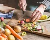 Nu mai curăța coaja legumelor! Vezi sfaturile unui chef Michelin