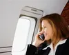 Românii care nu își închid telefoanele în avion riscă să plătească sume uriașe! Avertismentul ANCOM
