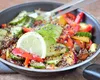 Salată grecească cu quinoa și legume. Rețeta perfectă pentru zilele caniculare