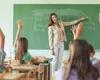 Profesor debutant cu studii superioare, plătit la fel ca un zilier necalificat – analiză pe baza Legii Bolojan