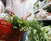 Ce pun românii în coșul de la supermarket. Preferințe diferite de la o zonă la alta, însă o legumă este aproape nelipsită