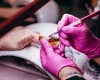 Manichiuristele sunt afectate de interzicerea produselor cosmetice care conțin TPO: „Trebuie să arunc 90% din produsele pe care le am și să o iau de la zero”