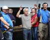 Călin Georgescu dă la lopată cot la cot cu sinistrații din Broșteni: „Veniți toți să îi ajutăm pe frații noștri de pe Valea Bistriței” FOTO