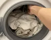 Câte haine este recomandat să bagi în cuva mașinii de spălat. Supraîncărcarea cuvei scurtează viața mașinii