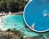 Clipe de groază pentru două turiste în Grecia. Un mistreț a apărut din senin în mare și le-a urmărit VIDEO