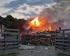 VIDEO Incendiu devastator în Râșnov. Un grajd a fost înghițit de flăcări, iar riscul de extindere este major
