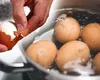 Cele mai frecvente greșeli pe care le faci atunci când fierbi ouăle. Trucurile care te ajută să le decojești rapid și simplu