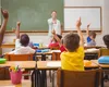 Profesorii protestează împotriva măsurilor Guvernului Bolojan, dar îşi păstrează un drept salarial. Angajaţii din Educaţie încasează în continuare bonusul de 800 de lei