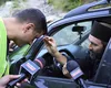 VIDEO Spectacol ridicol oferit la Broşteni de Călin Georgescu şi George Simion. Cei doi lideri suveranişti se plimbă pe rând prin oraş, evitând să se întâlnească. După ce Georgescu a plecat, a apărut, din nou, Simion cu alaiul său