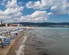 O româncă a avut parte de o vacanţă de coşamar în Bulgaria. „Te trezeai cu mătura printre picioare în timp ce mâncai!”