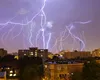 Ce să nu faci niciodată în timpul unei furtuni. Avertismentul medicului Tudor Ciuhodaru: „Mulţi sunt trăsniţi în maşină sau în apartament”