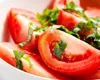 Roșiile uitate prin frigider pot fi transformate în deliciu: rețeta cu trei ingrediente face furori pe TikTok