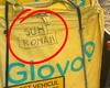 După atacurile rasiste, livratorii români își marchează ghiozdanele de teama agresiunilor: „Da, îmi e frică, dar am grijă”