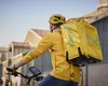 Noul an şcolar a adus comenzi de 1.000 de lei pe Glovo. Cerere mare pentru flori şi instrumente de scris