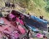 Tragedie fără margini! Un autobuz plin cu pasageri s-a prăbușit într-o prăpastie de 300 de metri. 15 oameni au murit, printre care și copii