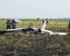 Avion prăbușit lângă o bază militară. La faţa locului se află echipajele ISU și SMURD, care este starea victimelor