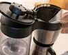 Nu mai arunca banii pe soluții scumpe! Acest truc cu oțet își face aparatul de cafea ca nou