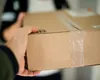 O nouă înșelătorie îi lasă fără bani pe români. Cum funcționează metoda ”coletul” și la ce trebuie să fie atenți cei care primesc pachete de la firmele de curierat