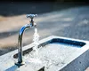 Diferențe uriașe la tarifele pentru apă și canalizare. De ce unii români plătesc facturi duble