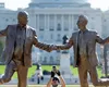 O sculptură controversată cu Donald Trump și Jeffrey Epstein, ținându-se de mână, a apărut în National Mall.