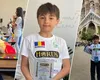 Tatăl micului geniu din Iași, rămas fără mamă, nu are bani să-i cumpere rechizite și haine. Karlos are 12 ani și iubește aritmetica mentală, dar trăiește în condiții grele