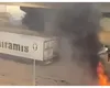 O mașină a luat foc după ce a căzut de pe o pasarelă din București. Șoferul a murit carbonizat