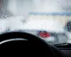 De ce se abureşte parbrizul de la maşină şi cum scapi definitiv de această problemă. Trucul banal de care puţini şoferi ştiu