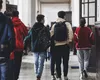 Profesor agresat de un elev în curtea liceului după ce i-a atras atenția că fumatul este interzis în perimetrul instituției de învățământ. Cadrul didactic a ajuns la spital, iar tânărul de 18 ani riscă exmatricularea