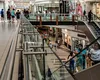 O româncă nu mai are voie să intre în malluri timp de trei ani. Decizia neobișnuită a judecătorilor au lăsat-o mască