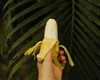 Banana discordiei: Internauții dezbat intens care este modul corect de a le decoji