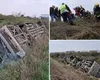 Accident mortal pe șosea. Trei oameni au murit, iar aproape 40 sunt răniți, după ce un autobuz s-a răsturnat