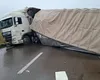 VIDEO Accident mortal în județul Iași. Un camion s-a răsturnat peste un autoturism, imaginile sunt șocante!