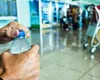 Apa de 0.5 l în Aeroportul Otopeni, mai scumpă decât doi litri de motorină
