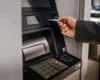 Funcția secretă a butonului roșu de pe bancomat care vă poate salva economiile: „Bancomatele eliberează din motive de securitate mai întâi cardul și abia apoi numerarul”