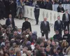 Bolojan nu a scăpat de furia românilor nici la sfințirea Catedralei Mântuirii Neamului. Premierul a fost, din nou, huiduit și umilit: ”Demisia! La pușcărie! Hoțule!”