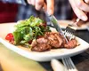 Ce se întâmplă în corp când mănânci carne. Cercetătorii avertizează că acest aliment ne scurtează viața