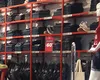 Haine de brand la prețuri de outlet! Ce urmează să facă retailerul aflat în insolvență cu hainele rămase din colecțiile mai vechi