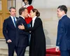 VIDEO Nicuşor Dan, un nou moment de derută. Preşedintele nu a ştiut dacă trebuie să facă poză cu Macron şi gazdele daneze, aşa că s-a învârtit în loc