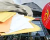 Ce riști să pățești dacă deschizi un plic sosit pe numele altei persoane. Codul Penal stabilește clar pedepsele în astfel de cazuri