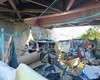 Viața tragică a unui român din Italia: De doi ani trăiește sub un pod din Florența, înconjurat de cabluri electrice și cutii de carton