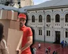 Obiceiul elevilor de a primi colete la școală atrage atenția autorităților. Ce spun directorii unităților de învățământ