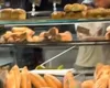 Scene șocante într-o brutărie din București! Un șobolan, surprins printre produsele din vitrină