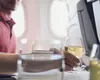 Compania aeriană care oferă băutură gratis pasagerilor, ca să uite de taxele din ce în ce mai mari pentru bagaje