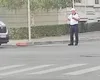 Ştiţi bancul cu câţi poliţişti schimbă un bec? Un agent a fost trimis să dirijeze circulaţia şi un echipaj să-l supravegheze VIDEO